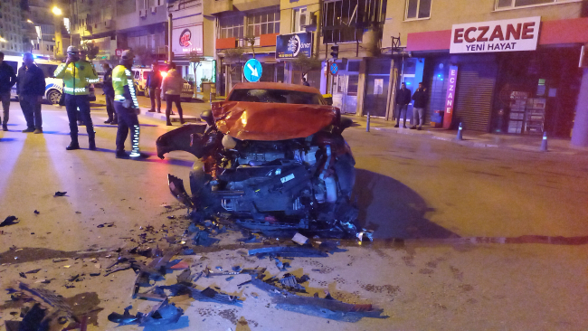 Manisa’da ambulansla otomobil çarpıştı: 3 yaralı