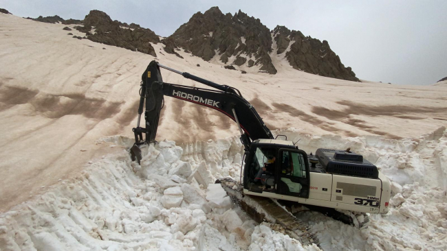 Hakkari'deki üs bölgesinde metrelerce karla mücadele sürüyor