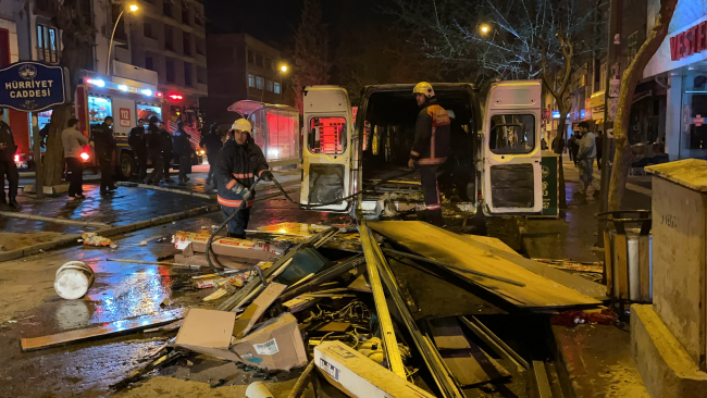 Elazığ'da park halindeki minibüste çıkan yangında bir kişi yaralandı