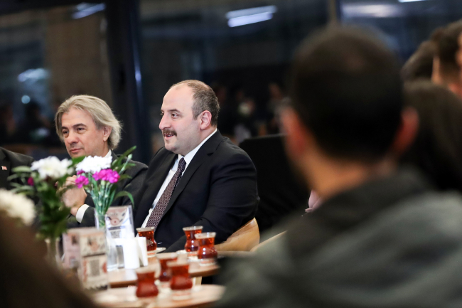 Bakan Varank, sürpriz iftar buluşmalarına devam ediyor