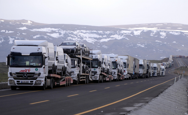 وصل طابور الشاحنات عند بوابة جمارك تشيلدير-أكتاش إلى 7 كيلومترات
