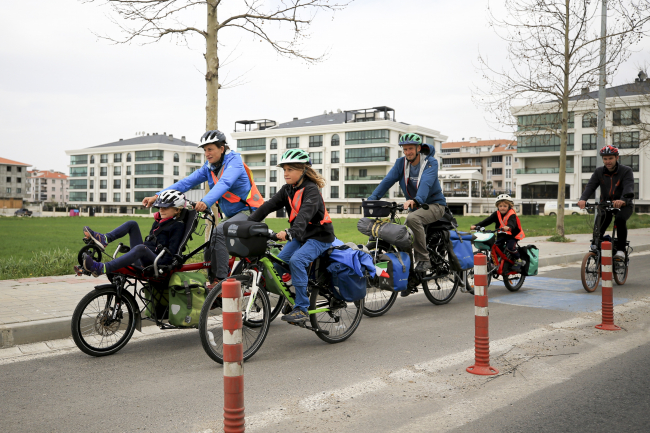 Bisikletle 8 ayda 11 ülke gezen ailenin favorisi 'Türkiye'
