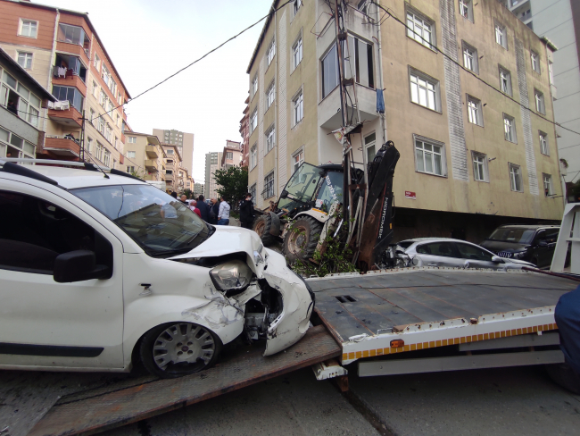Yokuşu çıkamayan kepçe 4 araca zarar verdi