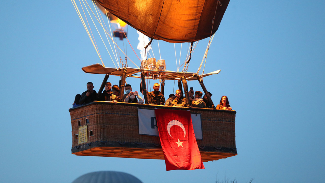 Kapadokya'da balonlar 23 Nisan için havalandı