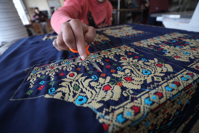 İsrail direnişinin sembollerinden "Filistin geleneksel elbisesi"ne rağbet arttı