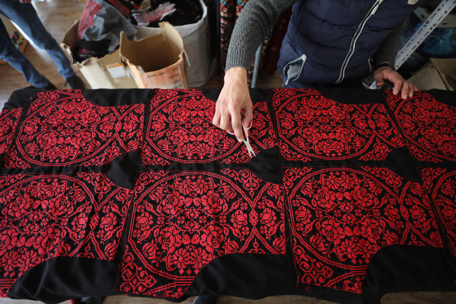 İsrail direnişinin sembollerinden "Filistin geleneksel elbisesi"ne rağbet arttı