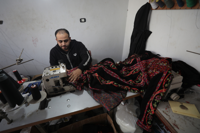 İsrail direnişinin sembollerinden "Filistin geleneksel elbisesi"ne rağbet arttı