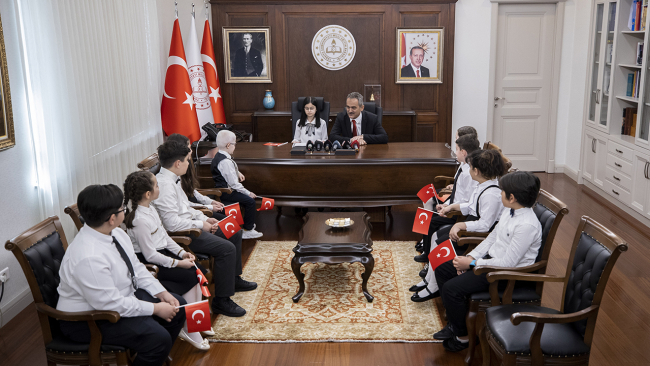 Bakan Özer koltuğunu 10 yaşındaki Sena'ya devretti