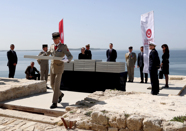 Çanakkale'de kale restorasyonunda bulunan 17 Fransız askere ait mezarlar taşındı