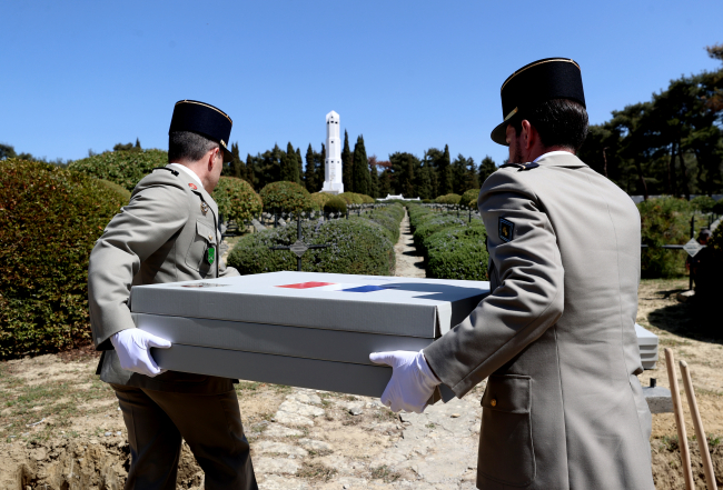 Çanakkale'de kale restorasyonunda bulunan 17 Fransız askere ait mezarlar taşındı