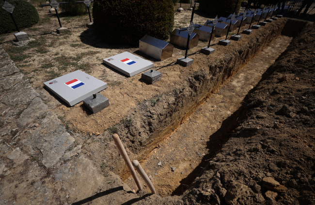 Çanakkale'de kale restorasyonunda bulunan 17 Fransız askere ait mezarlar taşındı