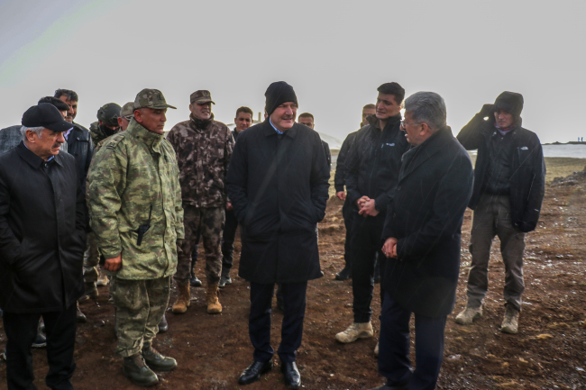 Bakan Soylu, Türkiye-İran sınırındaki güvenlik duvarı çalışmalarını inceledi