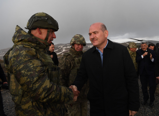 Bakan Soylu, Türkiye-İran sınırındaki güvenlik duvarı çalışmalarını inceledi