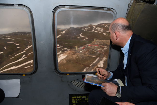 Bakan Soylu, Türkiye-İran sınırındaki güvenlik duvarı çalışmalarını inceledi