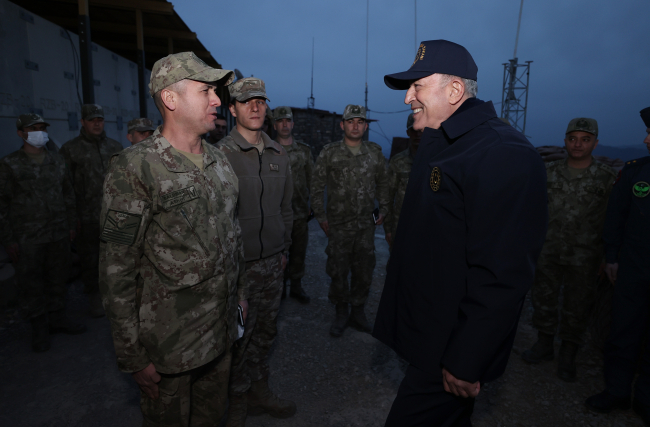 Bakan Akar Irak sınırının sıfır noktasında iftar yaptı