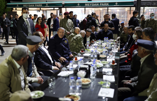 Bakan Akar Irak sınırının sıfır noktasında iftar yaptı