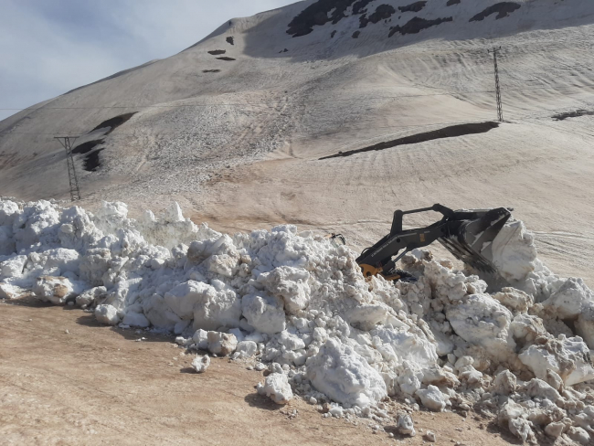 Nisanda 8 metrelik karla mücadele