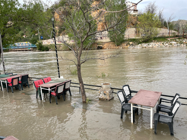 Munzur Çayı taştı: Bazı işletmelerin bahçesi su altında kaldı