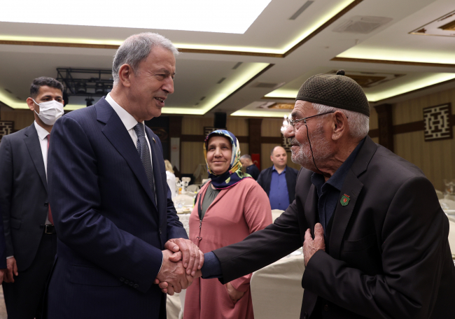 Bakan Akar Düzce'de şehit aileleri ve gazilerle bir araya geldi