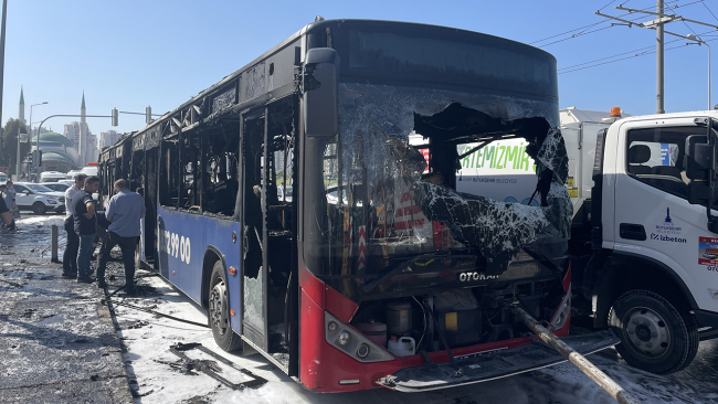 Seyir halindeyken yanan belediye otobüsü küle döndü