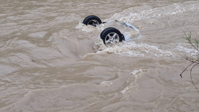 Çarpışan iki otomobil çaya düştü: 1 ölü, 2 yaralı