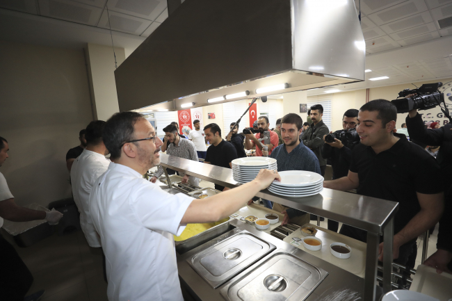 Bakan Kasapoğlu gençlere iftar menüsü hazırladı