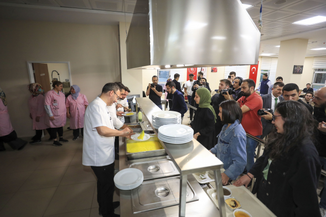 Bakan Kasapoğlu gençlere iftar menüsü hazırladı