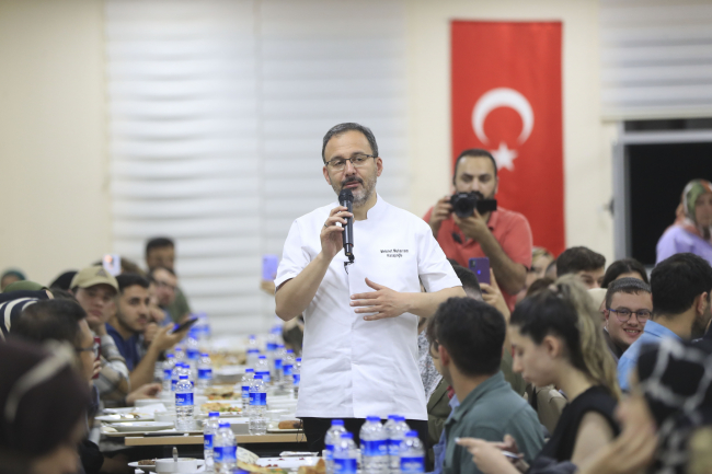 Bakan Kasapoğlu gençlere iftar menüsü hazırladı