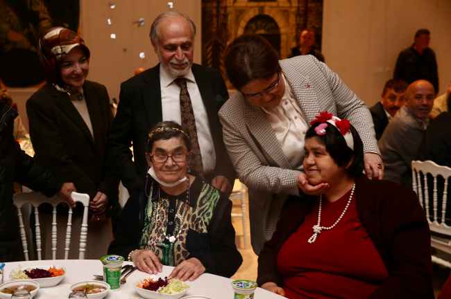 Bakan Yanık, Darülaceze sakinleriyle iftar yaptı
