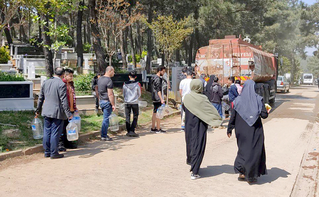 İstanbul'da mezarlıkta su kuyruğu