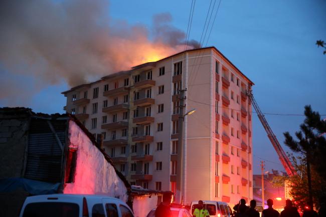Sivas’ta inşaat halindeki 8 katlı binanın çatısı yandı