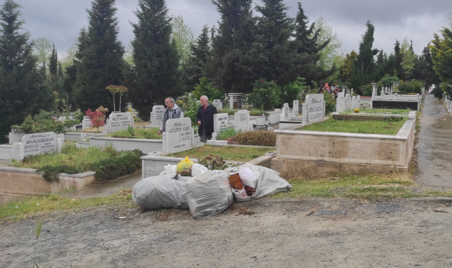 İstanbul'da mezarlıklardaki çöp birikintileri tepkiye neden oldu