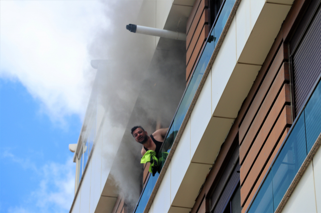 Burdur'da ev yangını: Mahsur kalan 3 kişi kurtarıldı