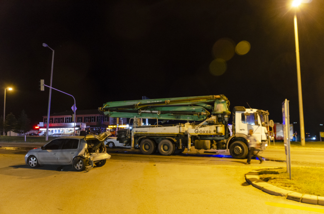 Ankara'da freni patlayan kamyon iki otomobile çarptı: 5 yaralı