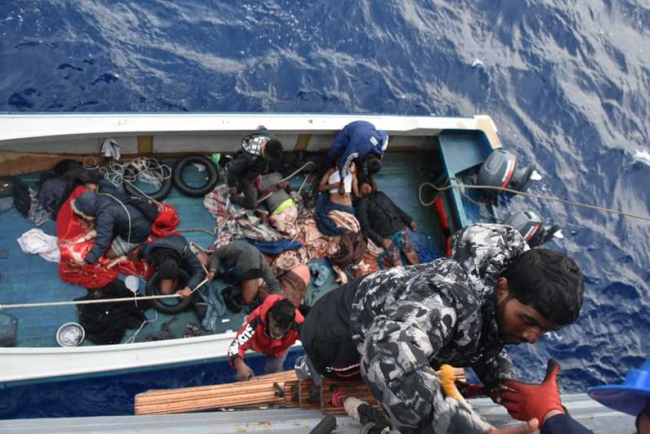 Ölüm yolundaki 17 düzensiz göçmeni Mehmetçik kurtardı