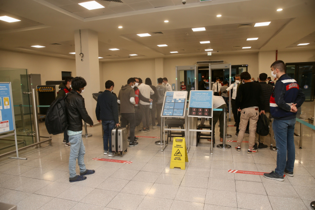 Afganistan ve Pakistan uyruklu 213 düzensiz göçmen sınır dışı edildi