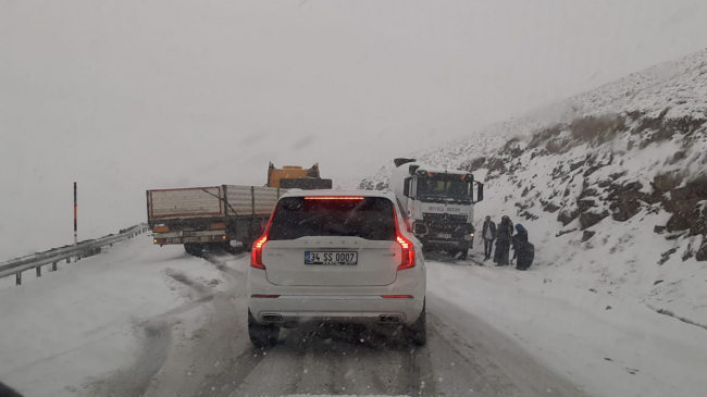 Van'da yoğun kar: Güzeldere Geçidi trafiğe kapatıldı