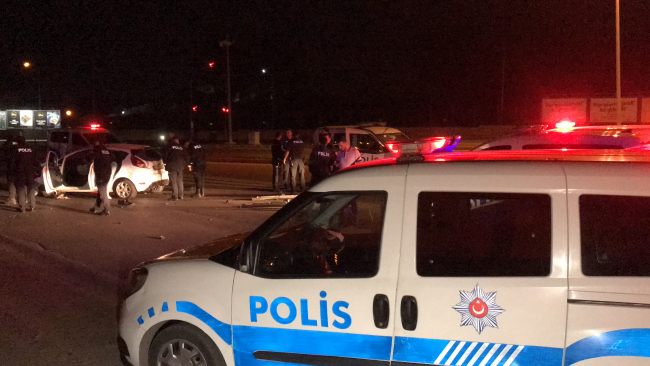 Adana'da polisten kaçmaya çalışan 3 şüpheli kaza yapınca yakalandı