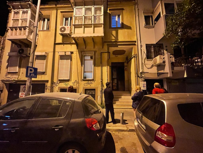 İzmir'de yamaçtan kopan kaya parçası apartmanın üzerine düştü