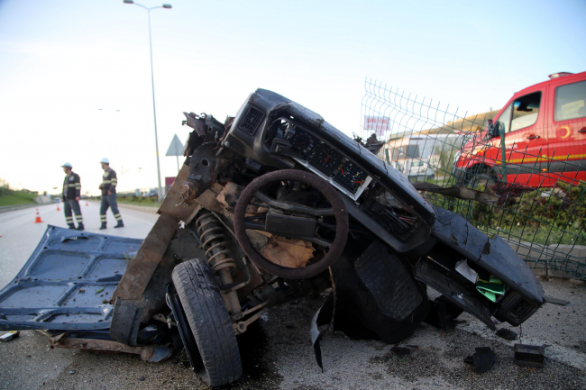Kazada ikiye bölünen otomobilin sürücüsü öldü