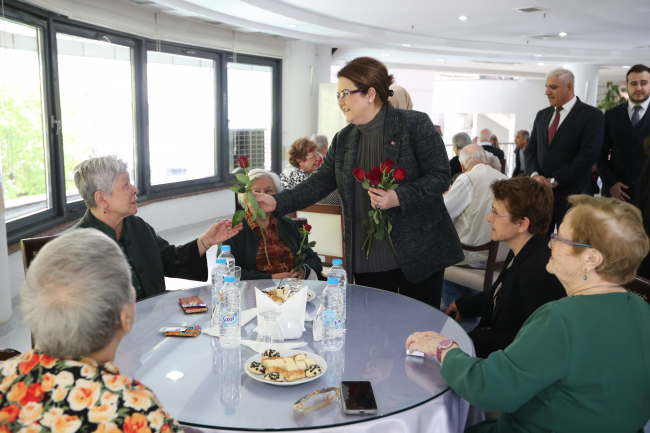 Bakan Yanık'tan 15 Temmuz şehidi Özgür Gençer'in annesine ziyaret