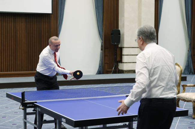 Erdoğan ve Tokayev masa tenisi oynadı