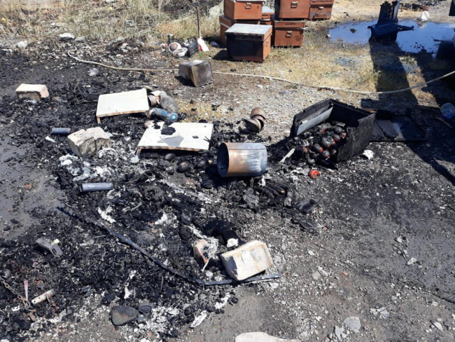 Muğla'da bir araçta çıkan yangında arı kovanları zarar gördü