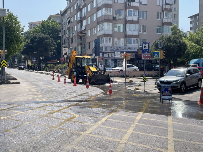 Kadıköy'de İSKİ borusunun kırılmasıyla tazyikli su yola aktı