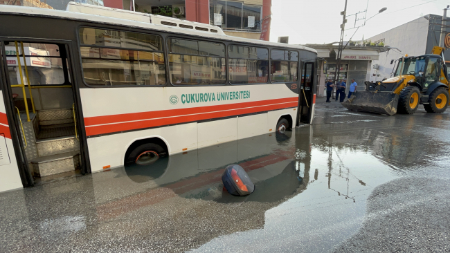 Adana'da su borusu patladı: Midibüs ve motosiklet çukura düştü