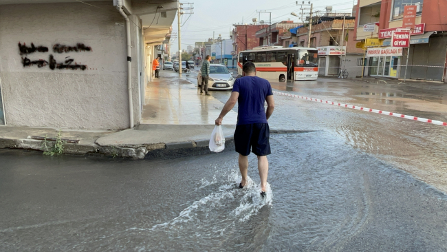 Adana'da su borusu patladı: Midibüs ve motosiklet çukura düştü