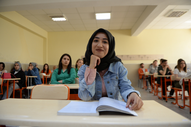 Dudak okuyarak sessiz dünyasından sıyrılan genç öğretmenliği hedefliyor