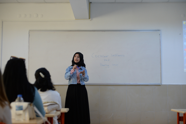 Dudak okuyarak sessiz dünyasından sıyrılan genç öğretmenliği hedefliyor