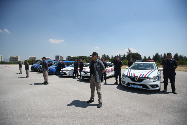 Jandarmaya güvenli sürüş eğitimi veriliyor