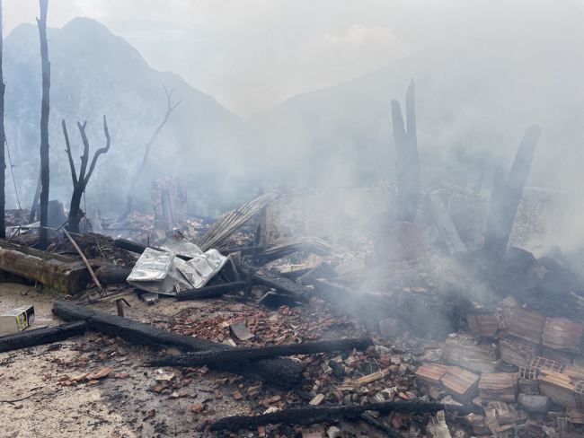 Kastamonu'da yangın: 3 ev ile 2 ambar yandı